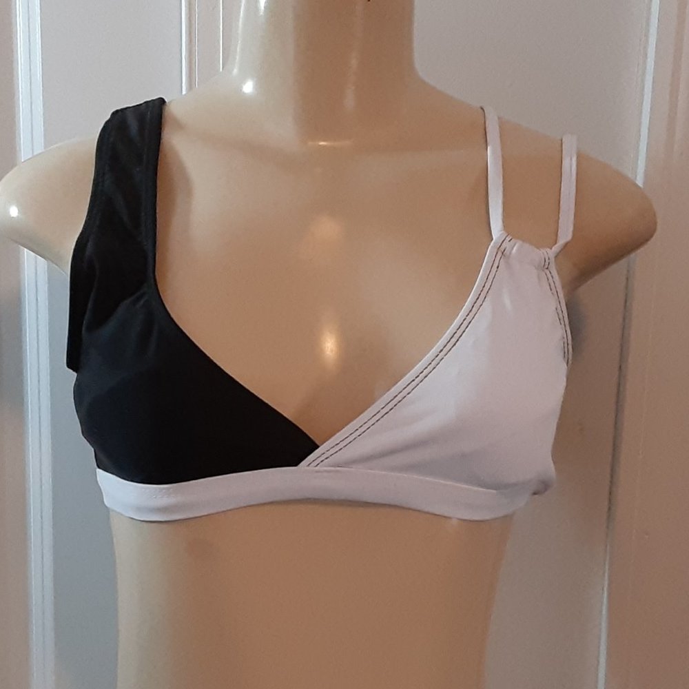 Color Block Two Tone Black & White Bikini Top Shein
